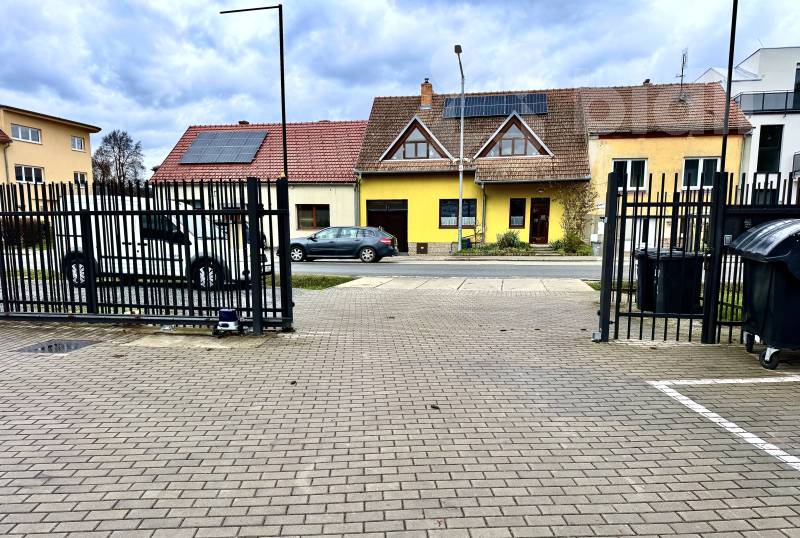Pronájem pozemku 942m u Brna s halou.