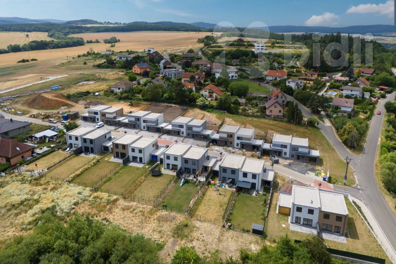 Rodinný dům 5+kk s garáží a zahradou - novostavba na pozemku 497 m2 , Hořovice