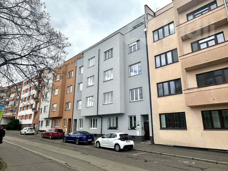 Pronájem zrekonstruovaného bytu 3+1 v centru Pardubic, 97m2 terasa, balkon, parkovací stání