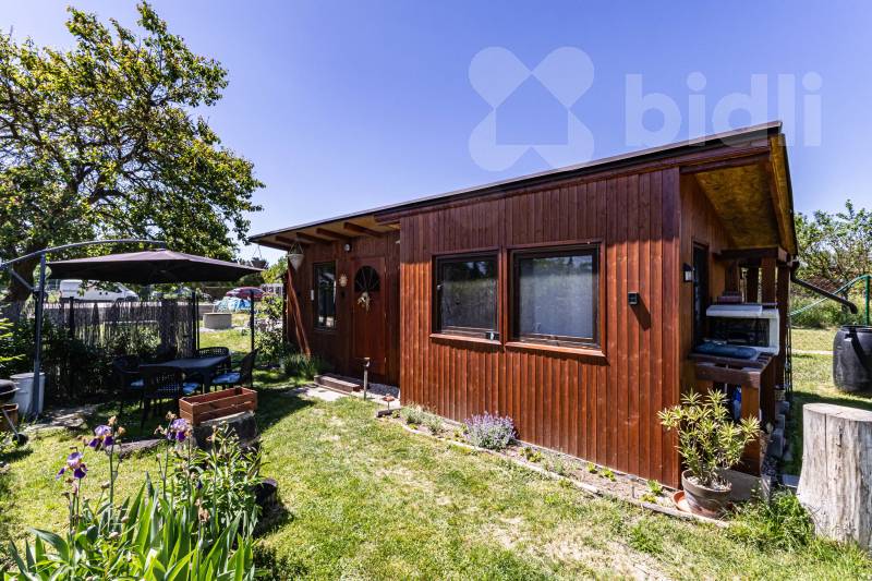 Dřevěná chata 45m2 se zahradou 422m2 - u letiště, Břeclav