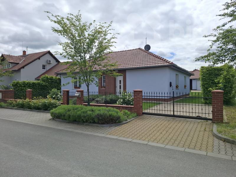 Moderní přízemní dům 3+1 bazén, fotovoltaika, dvojgaráž - Skrbeň