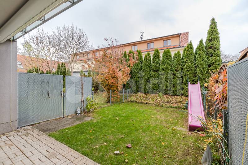 Pronájem bytu 2kk, 60,7 m2 s předzahrádkou 50 m2 a garážovým stáním