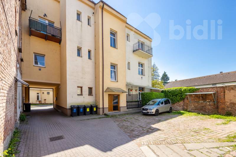 Prodej nebytového prostoru s parkovacím místem, Hradec Králové