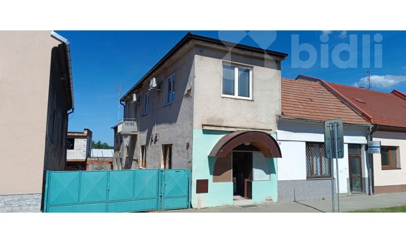 Prodej domu v centru Koryčan - 3 bytové jednotky pro investici i podnikání
