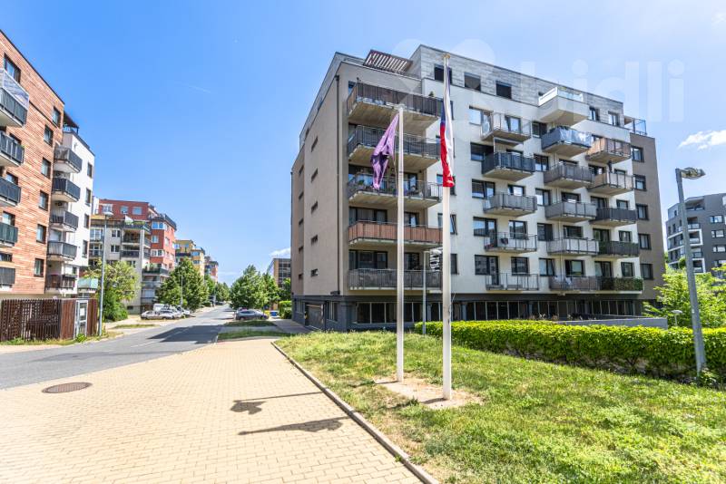 Prostorný byt 4+kk, 106 m2, 2 balkony + garážové stání, Praha - Prosek
