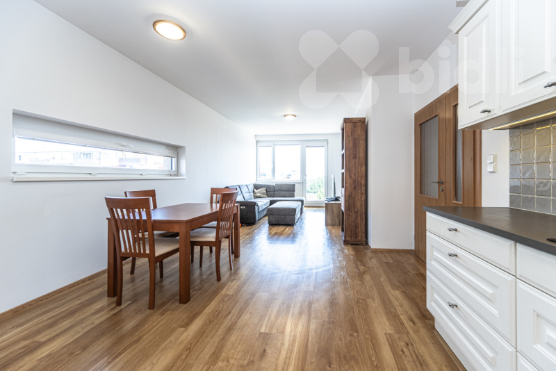 Prostorný byt 4+kk, 106 m2, 2 balkony + garážové stání, Praha - Prosek