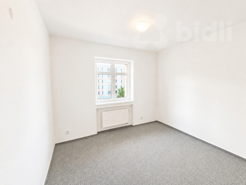 Pronájem kancelářských prostor 168 m2 s balkonem a možností parkování