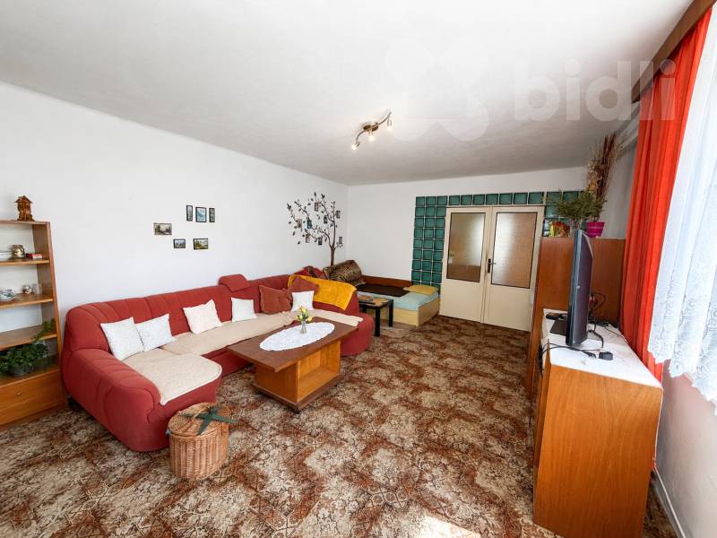 Prodej podílu 1/3 rodinného domu, pozemek 7 508 m2