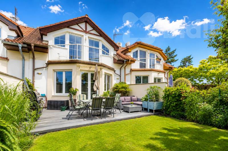 Moderní řadový rodinný dům 5+kk, dvě koupelny, klimatizace, pozemek 200m2