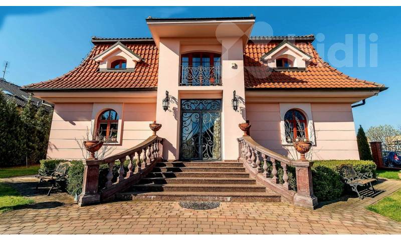 Prostorný rodinný dům 5+1, 256 m2, zahrada 1249 m2, Středokluky