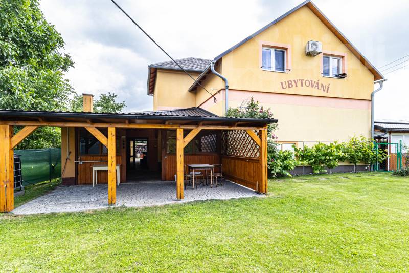 Prodej domu se dvěma byty, restauračními prostory, zahrada, parkoviště Javorník