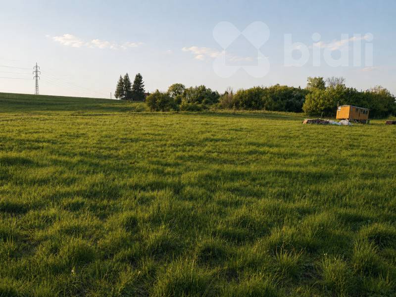 Travnatý pozemek s vodním korytem Českém Ráji