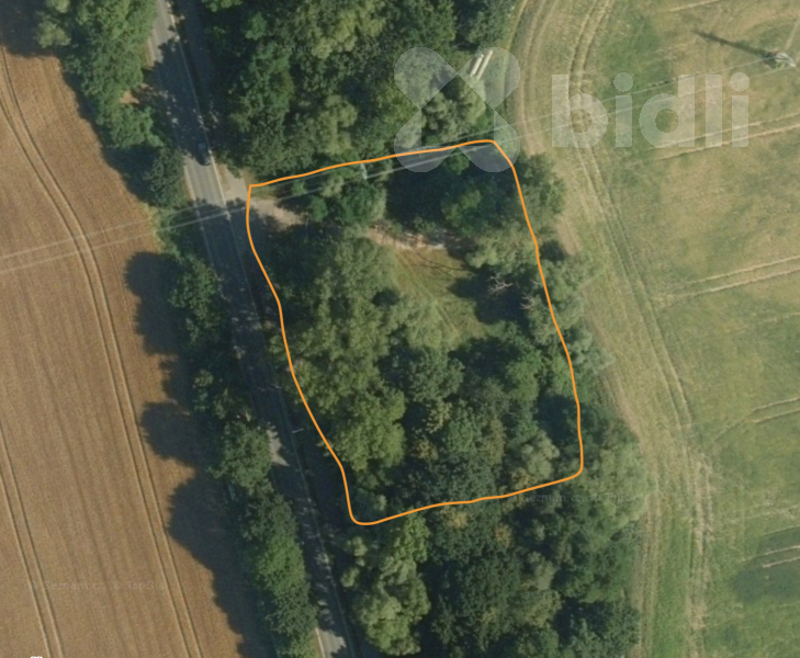 Pronájem částečně oplocené travnaté plochy o velikosti zhruba 3000m2 s panelovým vjezdem ze silnice
