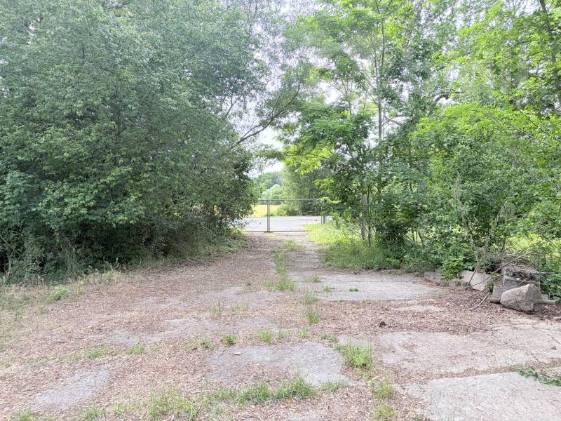 Pronájem částečně oplocené travnaté plochy o velikosti zhruba 3000m2 s panelovým vjezdem ze silnice