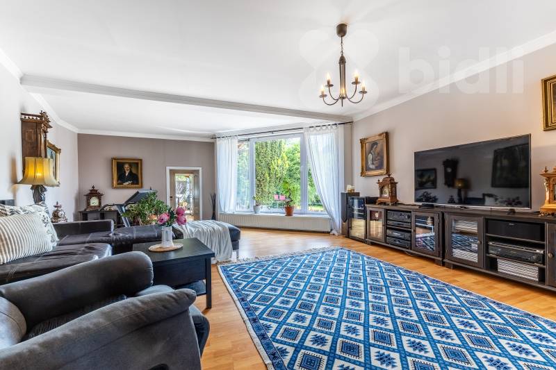 Výjimečný rodinný dům 248 m2 s výnosovou restaurací- Praha 8, Kobylisy