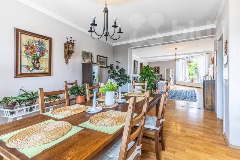 Výjimečný rodinný dům 248 m2 s výnosovou restaurací- Praha 8, Kobylisy