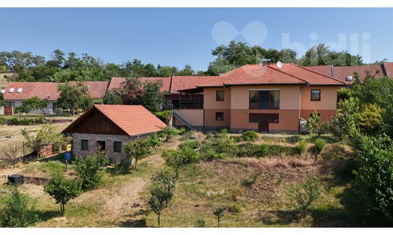 Prostorný rodinný dům 5+kk se zahradou a zázemím - Mělčany