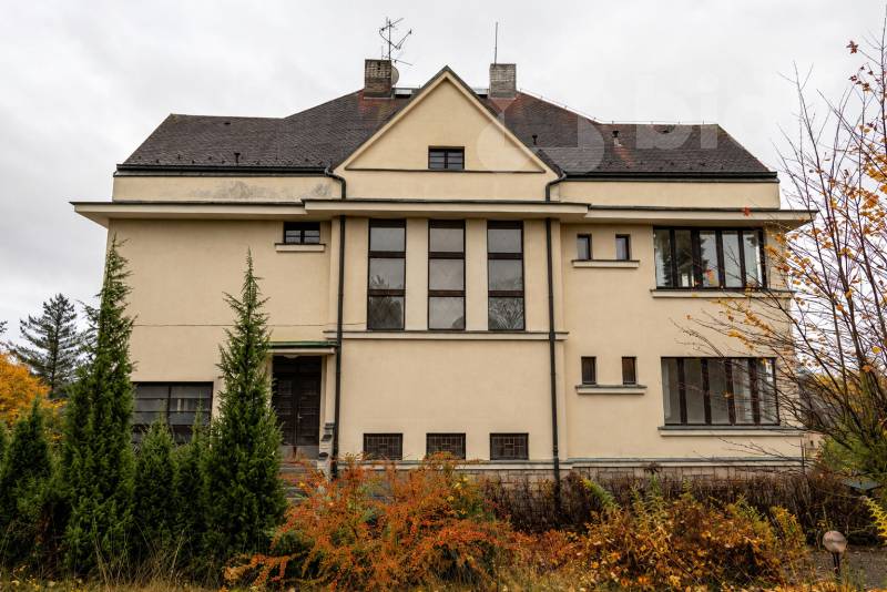 Prodej prostorné vily s velkým pozemkem v Červeném Kostelci