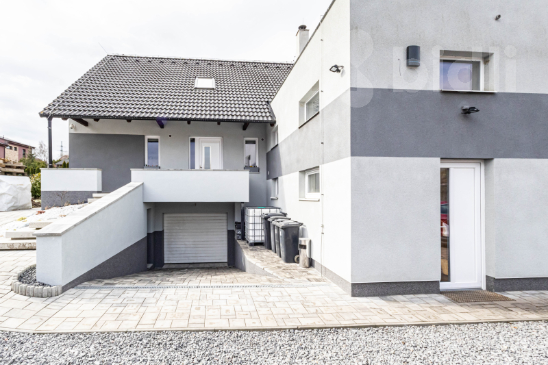 Moderní nízkoenergetická vila s komerčním prostorem 70 m2, bazén, garáž, Stehelčeves