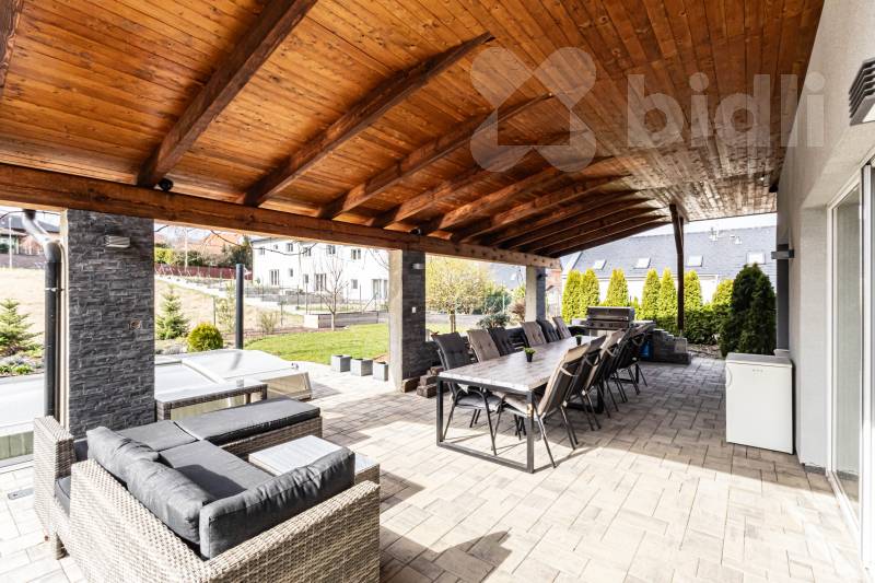 Moderní nízkoenergetická vila s komerčním prostorem 70 m2, bazén, garáž, Stehelčeves