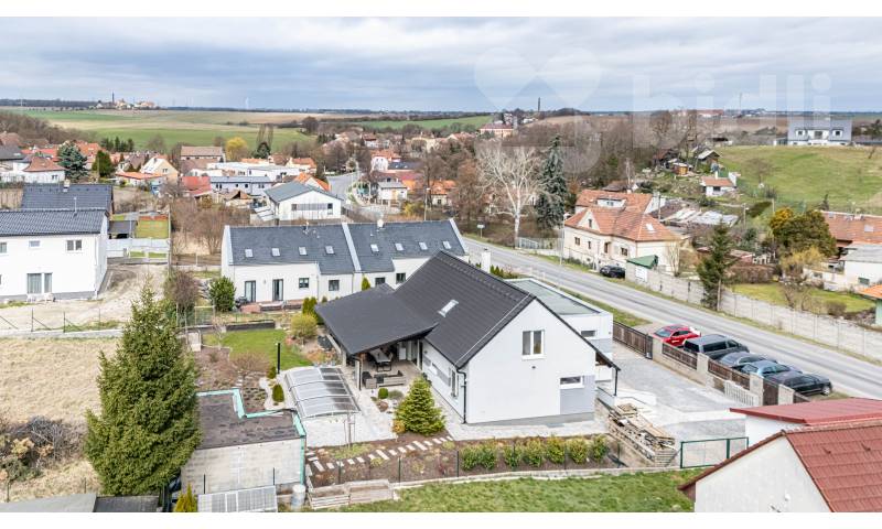 Moderní nízkoenergetická vila s komerčním prostorem 70 m2, bazén, garáž, Stehelčeves