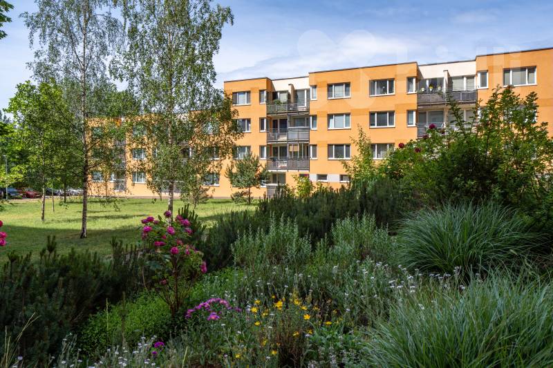 Prodej plně zařízeného bytu 2+kk s lodžií a garáží - Praha, Troja