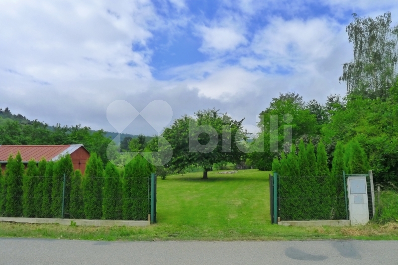 Pozemek 1198 m2 s chatou a garáží, Truskovice u Vodňan