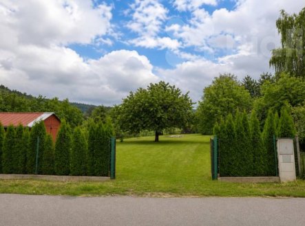 Stavební pozemek 1198 m2 s chatou a garáží, Truskovice