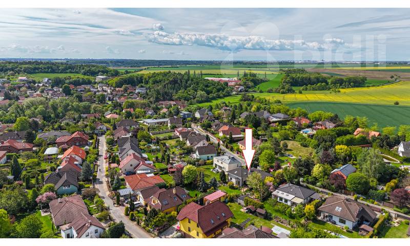 Prostorný rodinný dům 7+kk s velkou zahradou, garáží a romantickým jezírkem