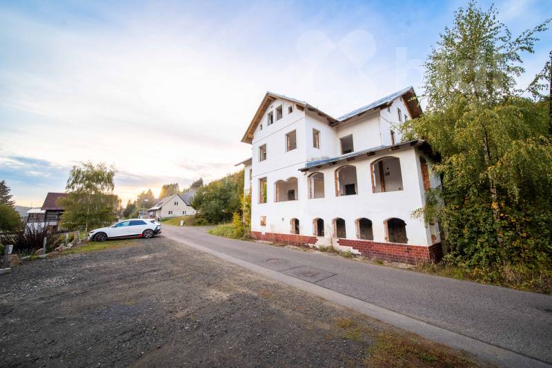 Prodej rodinného domu s povolenou přestavbou na penzion - Rokytnice nad Jizerou, pozemek 2 171 m2