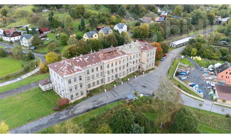 INVESTIČNÍ PŘÍLEŽITOST V DOLNÍ POUSTEVNĚ - ROZSÁHLÁ BUDOVA S POTENCIÁLEM DALŠÍHO VYUŽITÍ