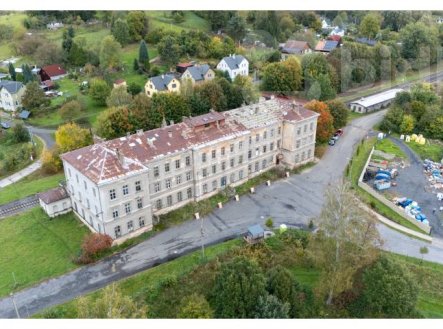 INVESTIČNÍ PŘÍLEŽITOST V DOLNÍ POUSTEVNĚ - ROZSÁHLÁ BUDOVA S POTENCIÁLEM DALŠÍHO VYUŽITÍ