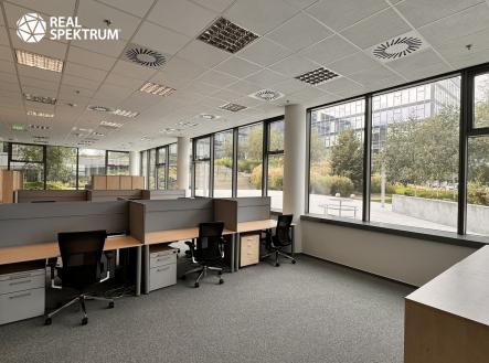 Pronájem kanceláře, 557 m²