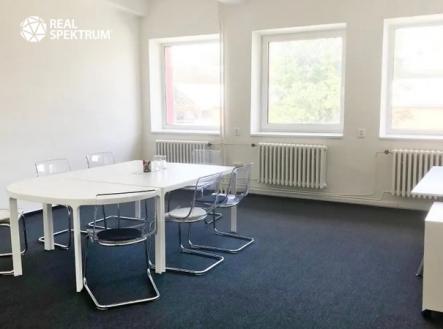 Pronájem kanceláře, 453 m²