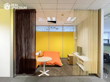 Pronájem kanceláře, 936 m²