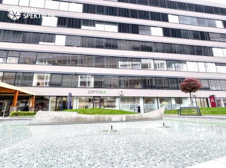 Pronájem kanceláře, 1 900 m²