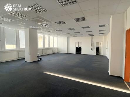 Pronájem kanceláře, 470 m²