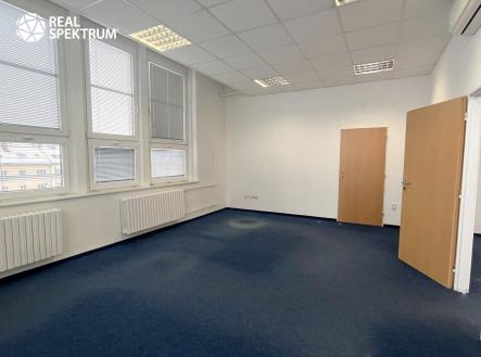 Pronájem kanceláře, 1 200 m²