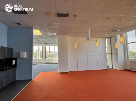 Pronájem kanceláře, 1 385 m²