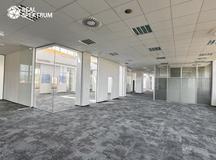 Pronájem kanceláře, 2 530 m²