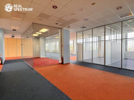 Pronájem kanceláře, 2 530 m²