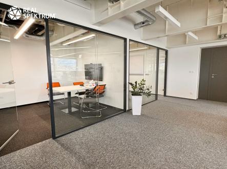 Pronájem kanceláře, 379 m²