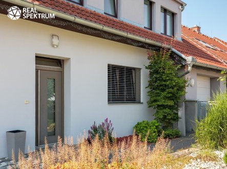 Komfortní rodinný dům 6+kk se zimní zahradou, bazénem a dvěma garážemi