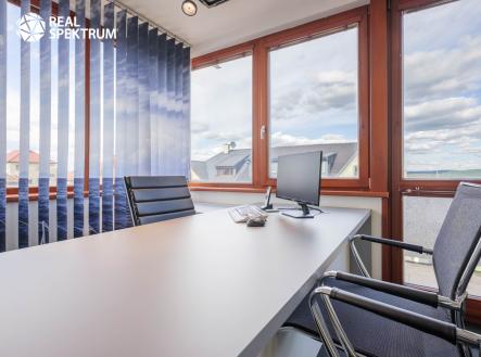 Pronájem kanceláře, 437 m²
