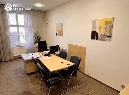 Pronájem kanceláře, 307 m²