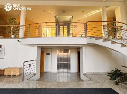 Pronájem kanceláře, 331 m²