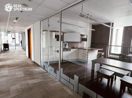 Pronájem kanceláře, 374 m²