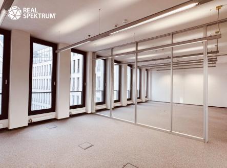 Pronájem kanceláře, 671 m²