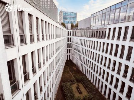 Pronájem kanceláře, 671 m²