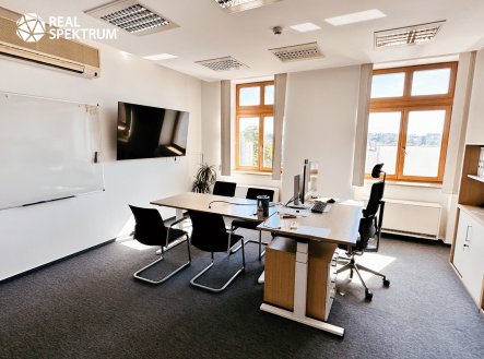 Pronájem kanceláře, 891 m²